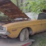 Regardez la Dodge Challenger 1971 avec un plancher manquant subir son premier lavage en 40 ans