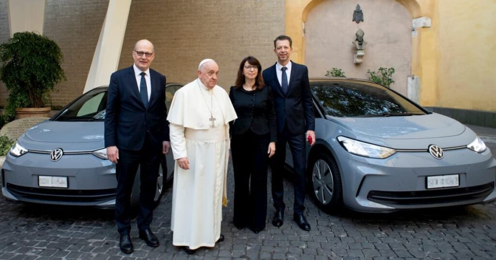 Volkswagen conclut un accord pour remplacer l’ensemble de la flotte du Vatican par des véhicules électriques