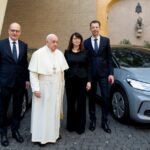 Volkswagen conclut un accord pour remplacer l’ensemble de la flotte du Vatican par des véhicules électriques