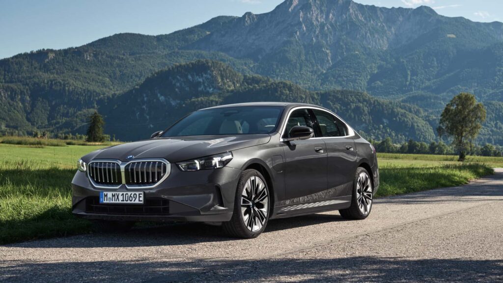 Débuts des BMW 530e et 550e PHEV 2023 avec jusqu’à 489 chevaux et une autonomie WLTP de 62 milles