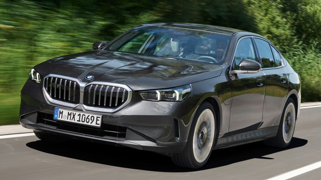 Les hybrides rechargeables BMW 530e et 550e 2024 détaillés, ce dernier arrivant aux États-Unis
