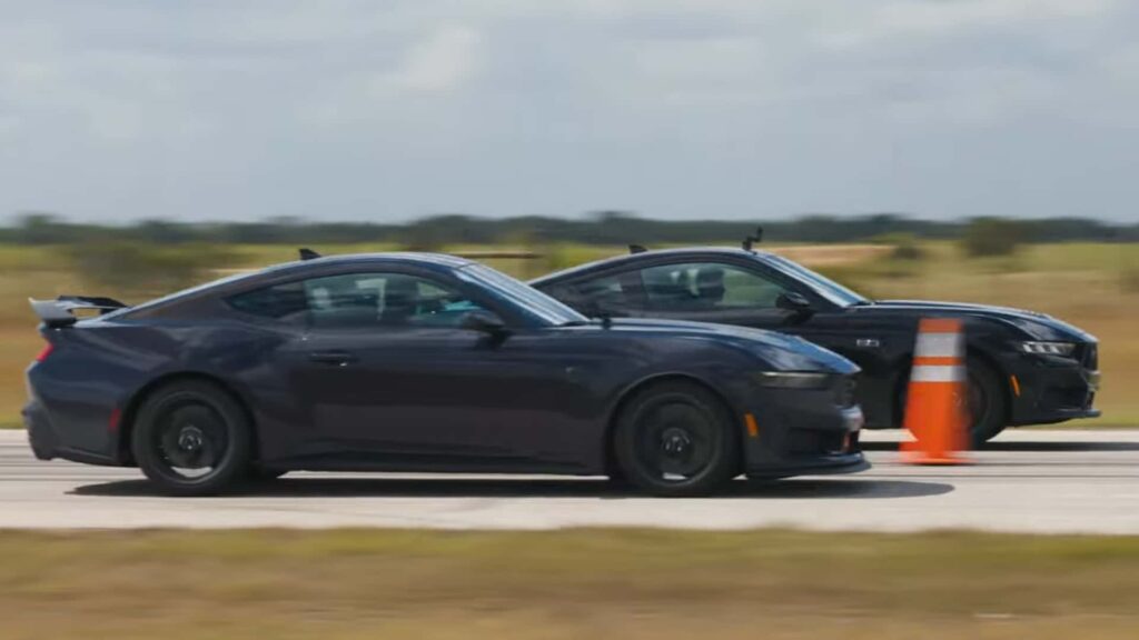 Regardez la Ford Mustang Dark Horse Drag Race GT 2024 dans une confrontation familiale