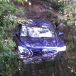 Le GPS m’a poussé à le faire : un conducteur Clueless DoorDash emprunte un chemin de terre directement dans un étang