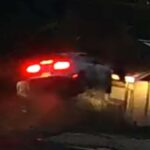 La Ford Mustang prend son envol et s’écrase dans une maison après avoir accéléré à une intersection