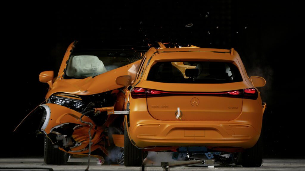 Mercedes écrase deux véhicules électriques l’un contre l’autre pour prouver qu’ils sont en sécurité dans le monde réel