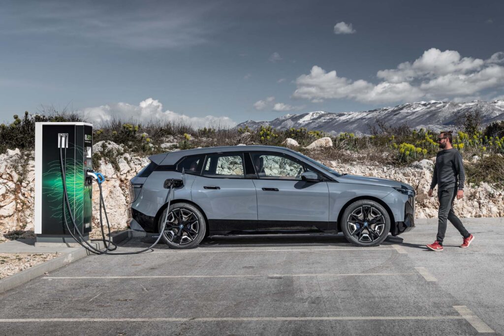 BMW signe un accord pour l'accès aux chargeurs Tesla et l'adoption du NACS