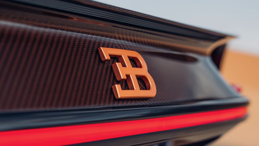Comment Bugatti fabrique les carrosseries de ses véhicules en fibre de carbone