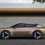 Le Kia EV4 Concept est un VUS sous-compact électrique aux lignes anguleuses comme celles qui rendent le VUS EV9 3 rangées 2024 de la marque si distinctif.