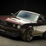 La Toyota Celica 1977 avec échange de moteur S2000 et peinture Midnight Purple III est parfaite
