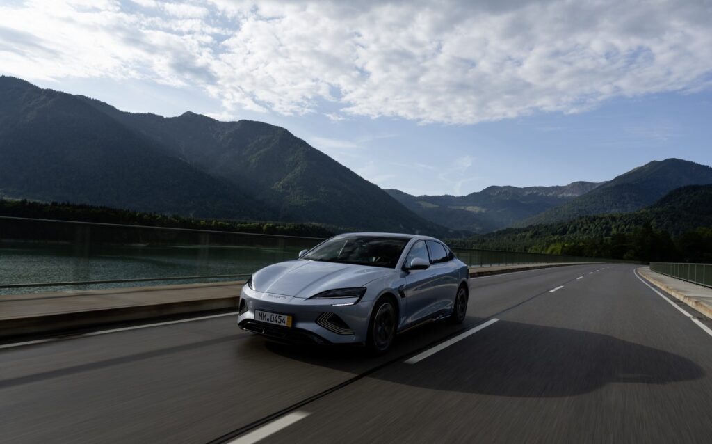 La rivale chinoise Tesla Model 3 est rapide, économe et plutôt attrayante