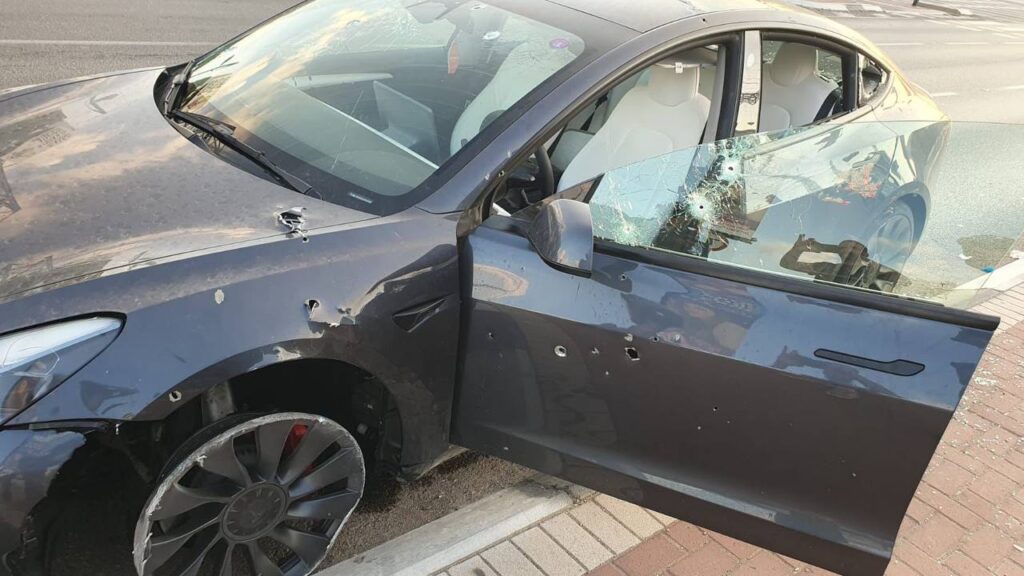 Le propriétaire d'une Tesla en Israël échappe aux terroristes dans sa Model 3 malgré des pneus éclatés et des dizaines d'impacts de balles