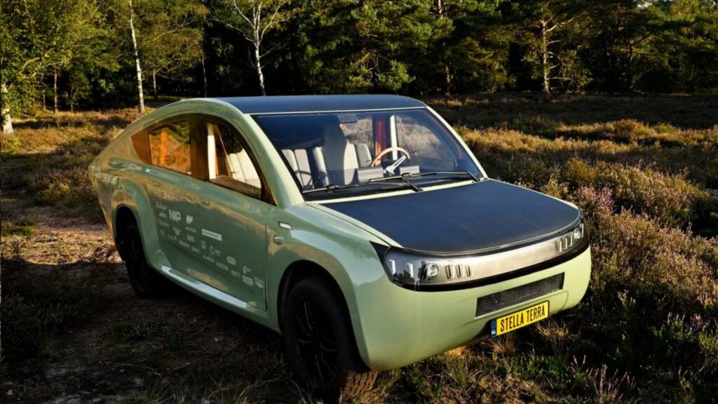 Le véhicule électrique Stella Terra à énergie solaire parcourt 710 kms