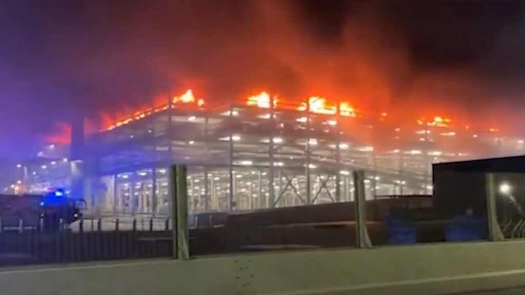 Un incendie ravage le parking de l’aéroport britannique, provoqué par un Range Rover diesel