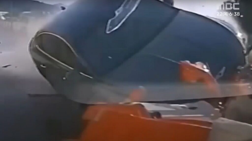 Genesis Sedan s’écrase sur plusieurs voitures avant de se retourner dans une vidéo de caméra de tableau de bord sauvage
