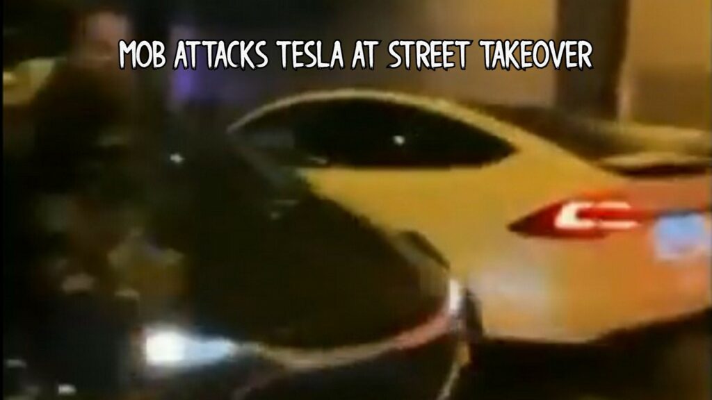 Un conducteur de Tesla traverse des voitures pour échapper à l’attaque de la foule lors de la prise de contrôle de Chicago Sideshow