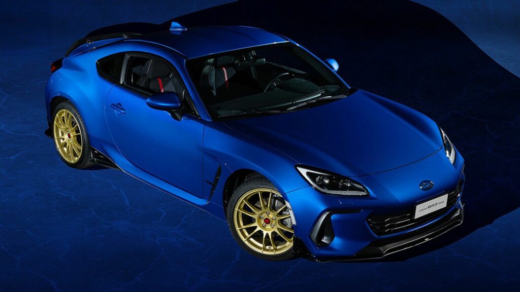 La nouvelle édition limitée Subaru BRZ de couleur bleui nuit avec jante couleur or. en exposition exclusif.