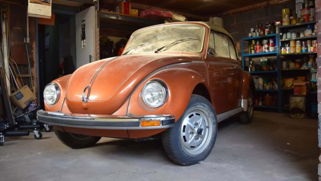 Une Volkswagen Beetle Cabrio de 1979 avec 2 miles rapporte plus de 60 000 $ aux enchères