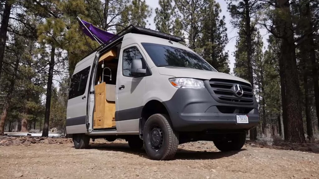 Le petit camping-car Mercedes Sprinter comprend des lits superposés et une salle de bain dans un espace élégant