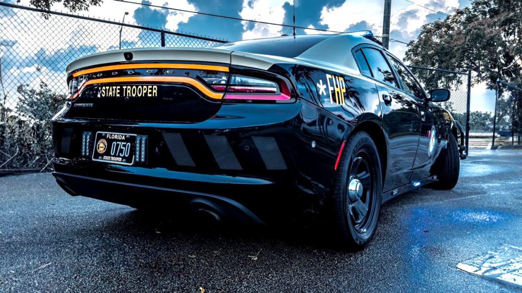 Une femme de Floride arrêtée pour avoir conduit une voiture de police avec un faux chargeur : « Je suis tombée amoureuse des couleurs »