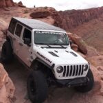 Regardez le Jeep Wrangler affronter le terrifiant sentier thriller de Moab
