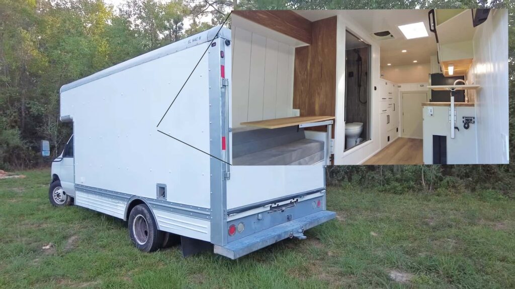La camionnette de déménagement se transforme en camping-car furtif avec terrasse