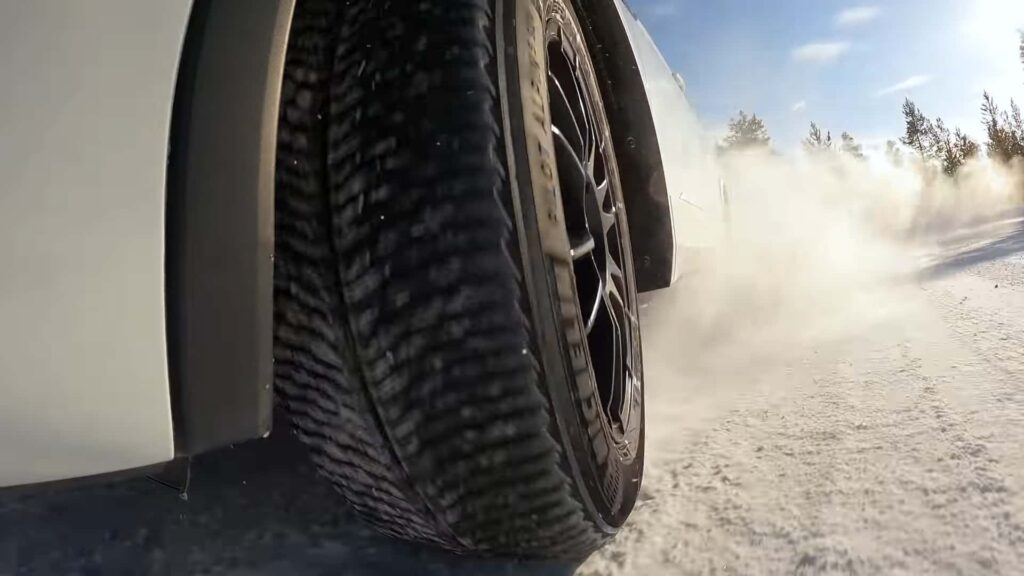 Un test de pneus hiver pour SUV montre pourquoi la transmission intégrale n’aide pas dans les virages ou à l’arrêt