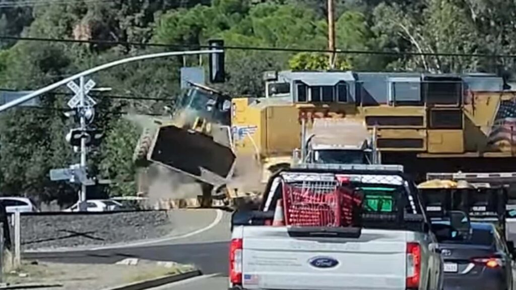 Regardez un train projeter un tracteur comme un jouet dans une collision avec un semi-remorque
