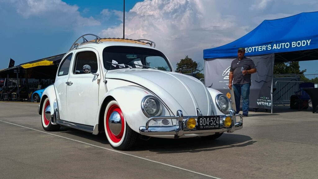 Tout le monde aime une Volkswagen Beetle classique.  Surtout celui avec la puissance Tesla