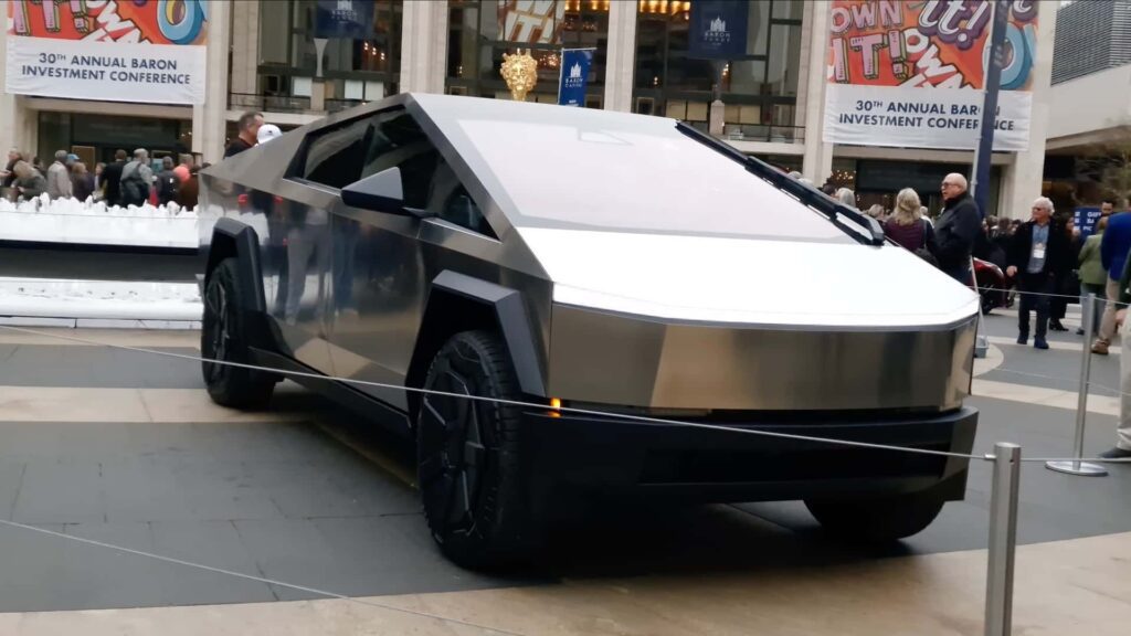 Vidéo en gros plan du Tesla Cybertruck.  Celui-ci a l’air presque parfait.