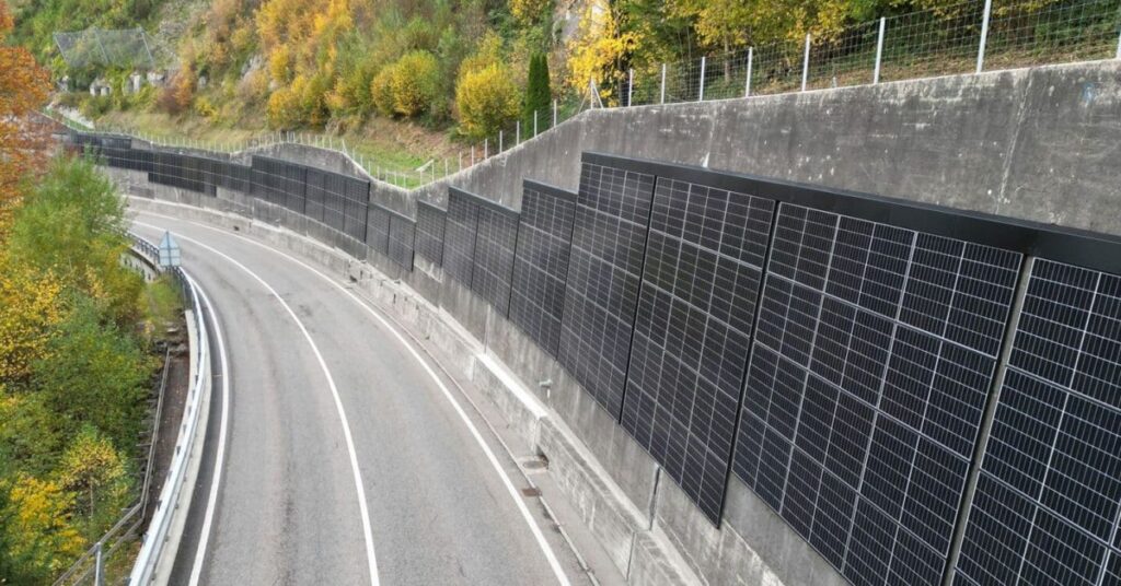 La Suisse a placé des panneaux solaires verticaux sur un mur de soutènement en bordure de route