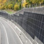 La Suisse a placé des panneaux solaires verticaux sur un mur de soutènement en bordure de route