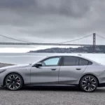 Test de la BMW i5, gamme Nio ET7, VW passe à Tesla, Biden soutient NACS : Today's Car News