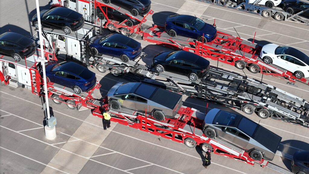 Les Cybertrucks Tesla quittent le parking de départ du Giga Texas à un rythme rapide