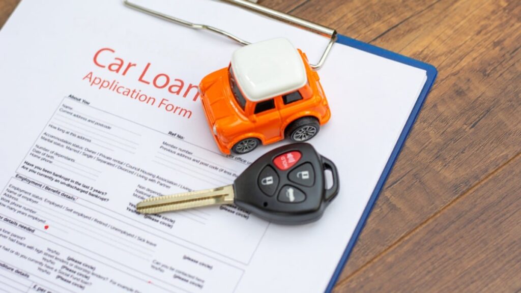 Demande de prêt automobile et clés de voiture sur un bureau