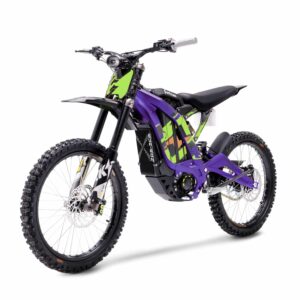 sur-ron light bee moto-cross tout terrain en éléctrique couleur violet et vert fluo.